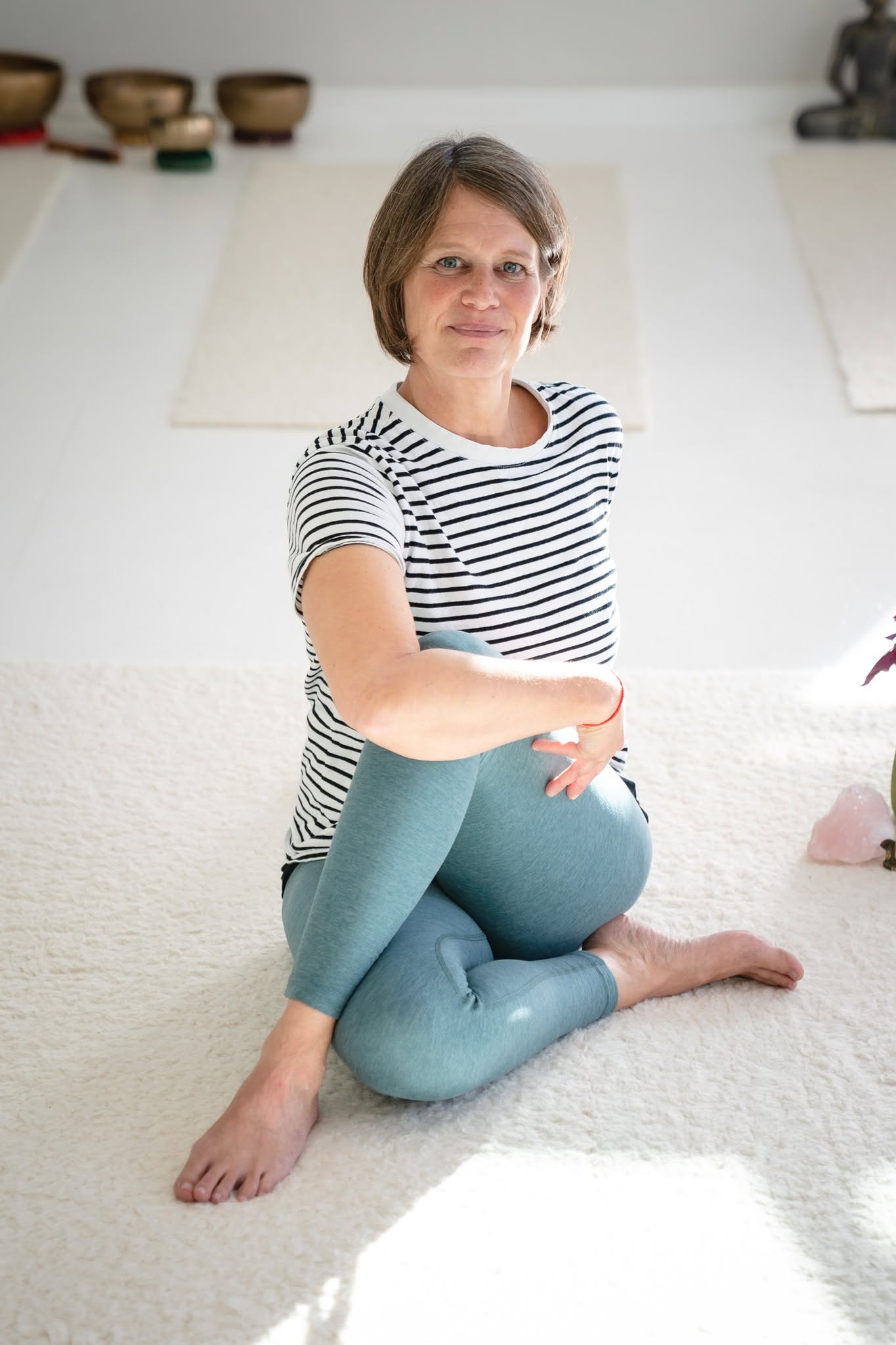 yoga-republic-Kati-25a Kati Aistermann im Drehsitz. Faszienyoga